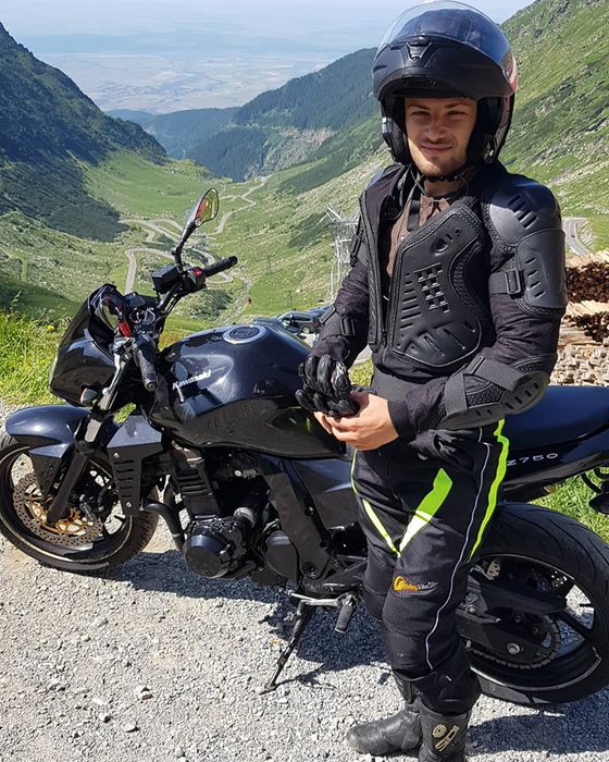 Strigăt disperat de ajutor pentru Ionuț Dincă, motociclistul implicat într-un accident de Crăciun. Înainte de impact, el a împărțit cadouri copiilor din familiile defavorizate