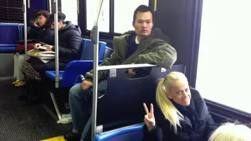 Cine ar fi crezut? Anda Adam se plimba cu autobuzul!