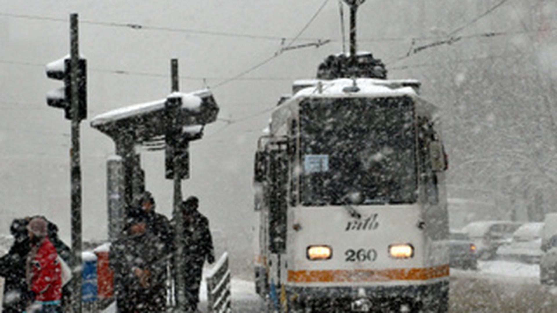 Tramvaiele liniilor 25, 35 si 8 sunt blocate pe Bulevardul Timisoara!