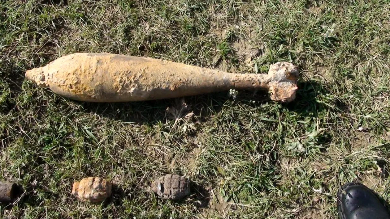 Bombă de 82 milimetri, găsită pe câmp de un arădean care săpa