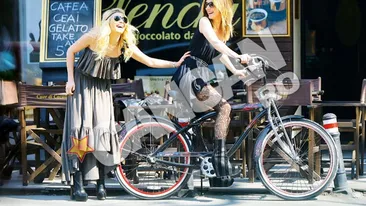 Adela Popescu si Laura Cosoi, senzuale si fierbinti in trafic! Vezi cele mai hot imagini ale primaverii cu cele doua blonde!