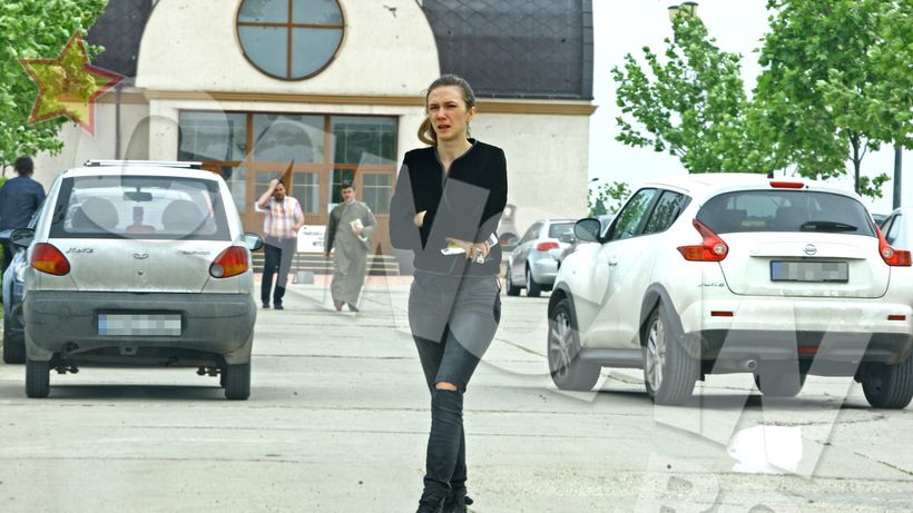 Dana Rogoz, desfigurata de durere la capatul tatalui ei mort! Nu a mai suportat sa il vada in cosciug si a fugit la baietelul ei