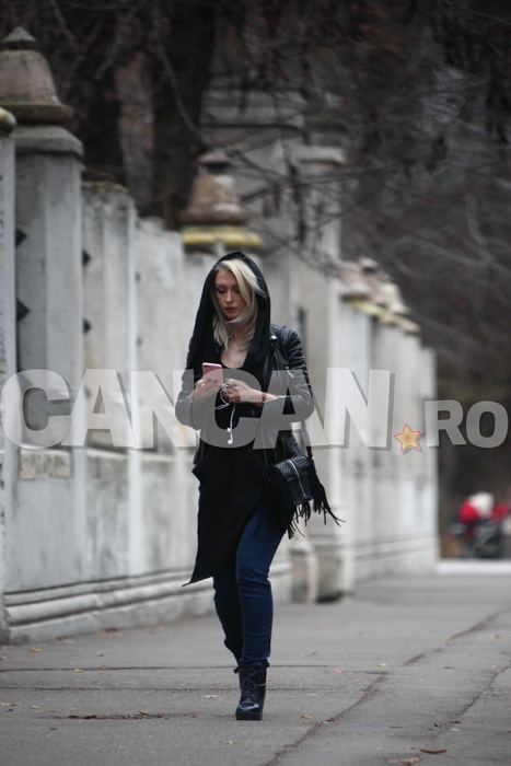 A ieşit din casă machiată pe fugă! Aproape că o cunoşti de undeva!