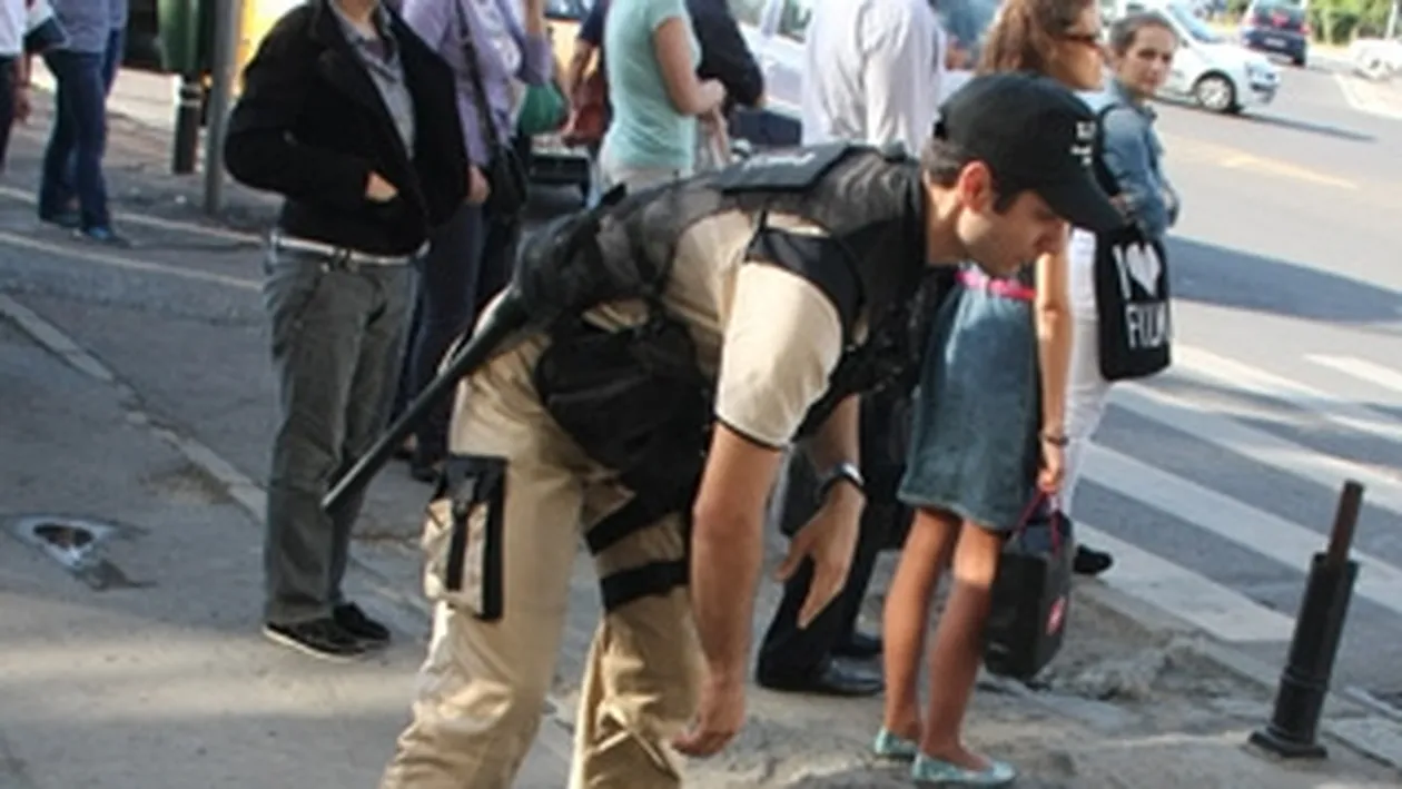 Incident ca-n filme in mijlocul Bucurestiului! Doi turci s-au luat la bataie in WC-ul unui fast-food, iar cel care a incercat sa fuga a fost imoblizat cu propria curea! Vezi intamplarea ireala!