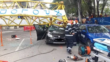 A fost deschis un dosar penal după accidentul din Capitală. Brațul unei macarale a căzut peste o mașină și a rănit patru persoane