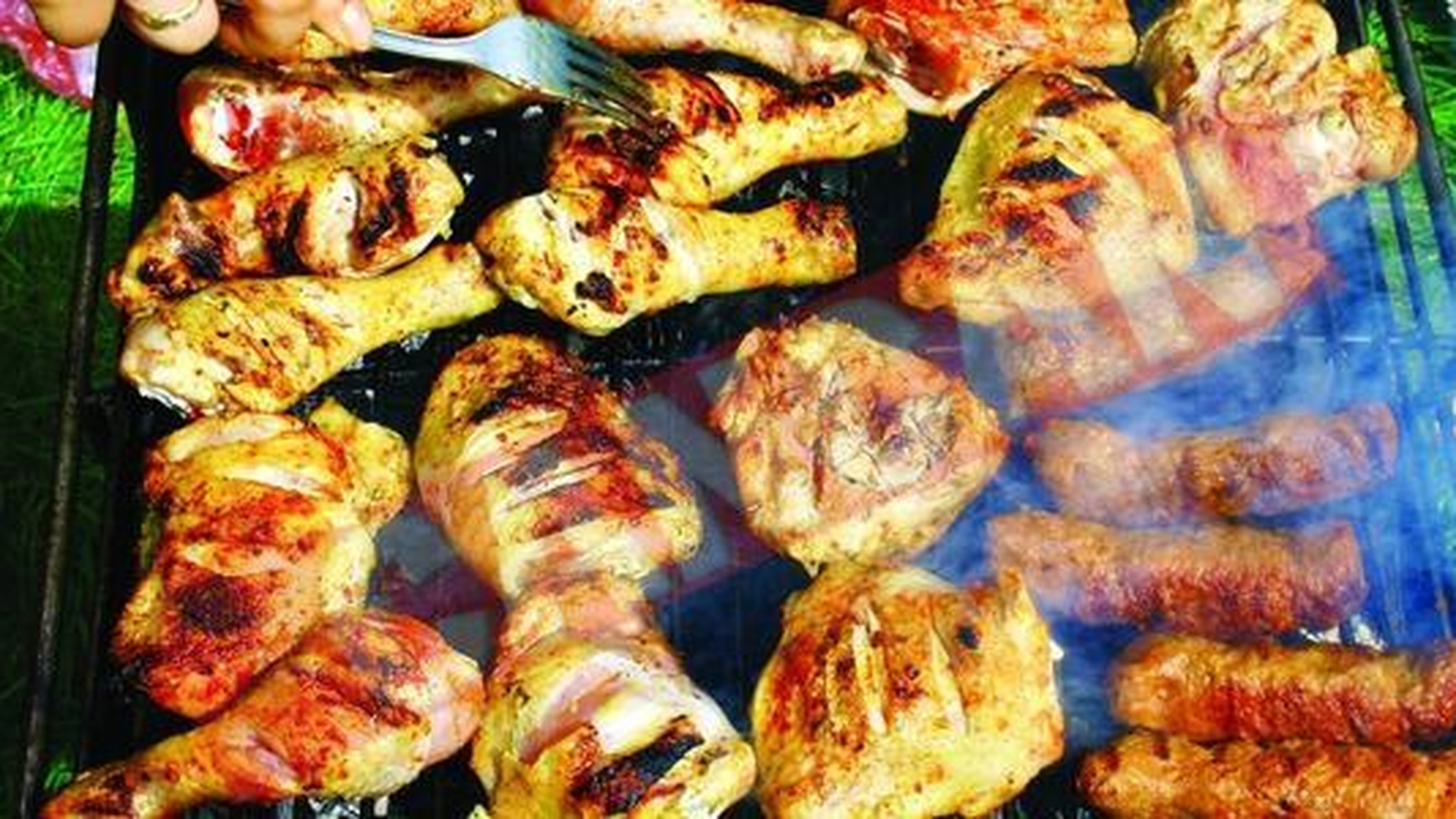 Mici, carnati si bere pe stadionul din Banie