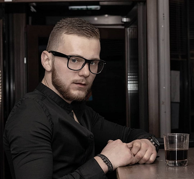 Îți mai aduci aminte de Iulian de la Insula Iubirii? Îl luau toți la mișto și spuneau că e timid, dar acum e complet transformat