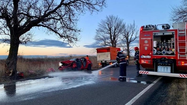 Accident înfiorător în Teleorman, în ziua de Crăciun! Doi tineri au murit după ce au intrat cu mașina într-un copac