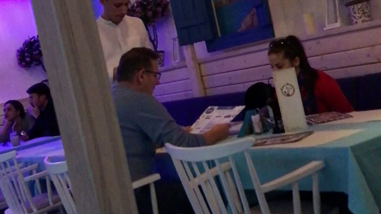 EXCLUSIV. Cunoscutul om de fotbal, la masă cu o domnişoară înainte de Crăciun!