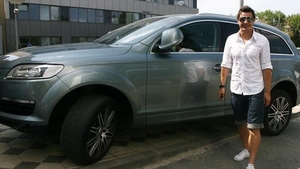 Iulian Miu a iesit la o runda de shopping cu iubita sa, care e cu 16 ani mai tanara! Cum arata fata care i-a sucit mintile