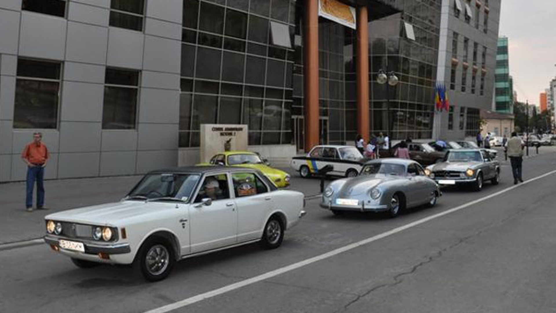 Zeci de masini de epoca au luat startul in Raliul "Carpati Retro"