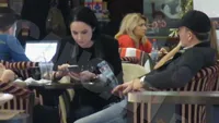 Am surprins reacţia ”Zânei”. Andreea Marin, ”agresată” la mall cu… un bidon de plastic!