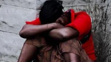 IMAGINI IREALE! Nu ai fi crezut că se întâmplă astfel de lucruri în lume! Femeile sunt mutilate în zona genitală cu un ţăruş