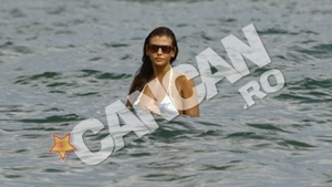 Imagine exclusiva! Monica Gabor, in valurile Marii Negre, pe litoralul romanesc! Toata lumea credea ca e in SUA, dar ea se balaceste la noi in mare!