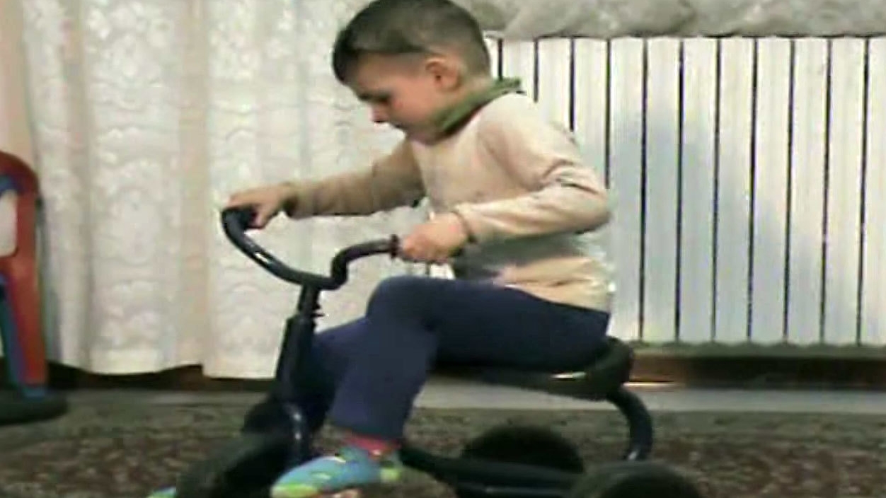 Număr spectaculos de echilibristică al ”Micului Hercule”. Ce poate să facă cu o tricicletă!