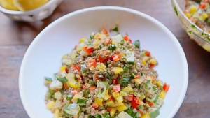 Salată de linte cu lămâie și ierburi, preparatul mediteranean vegan fresh cu aromă intensă și textură plăcută