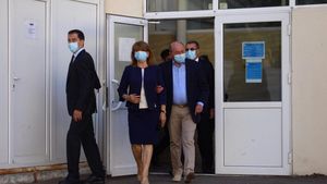 Maria Băsescu, apariție super-elegantă la brațul fostului președinte!