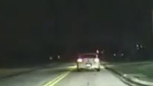 VIDEO Un american, prins cu droguri asupra lui, si-a abandonat copilul de sase ani, fugind de la locul faptei