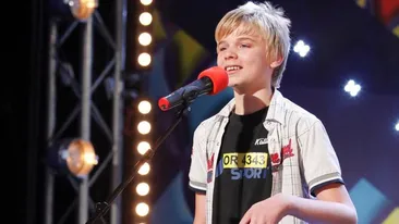Il mai tii minte pe pustiul blond cu chitara de la Romanii au talent? Vezi ce super-vedeta a ajuns sa imite!