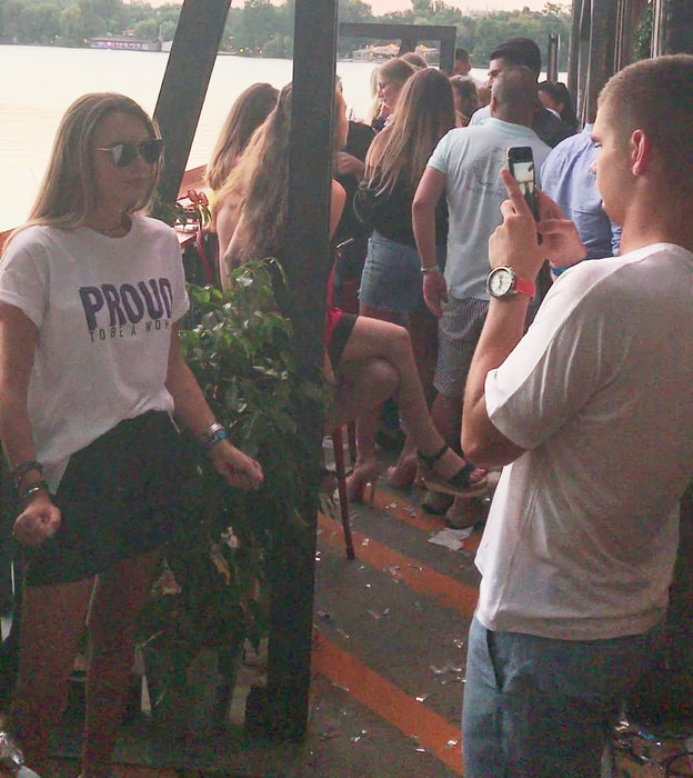 Răzvan Marin a făcut pe fotograful în club pentru iubita lui, însă, din păcate, aceasta nu a fost mulţumită