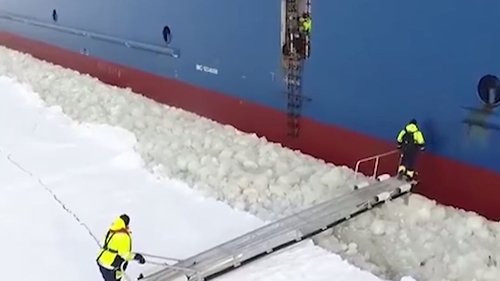 Imagini uluitoare cu un marinar care-și riscă viața pentru a urca la bordul unui vapor uriaș! O face în timp ce nava se află în mișcare VIDEO