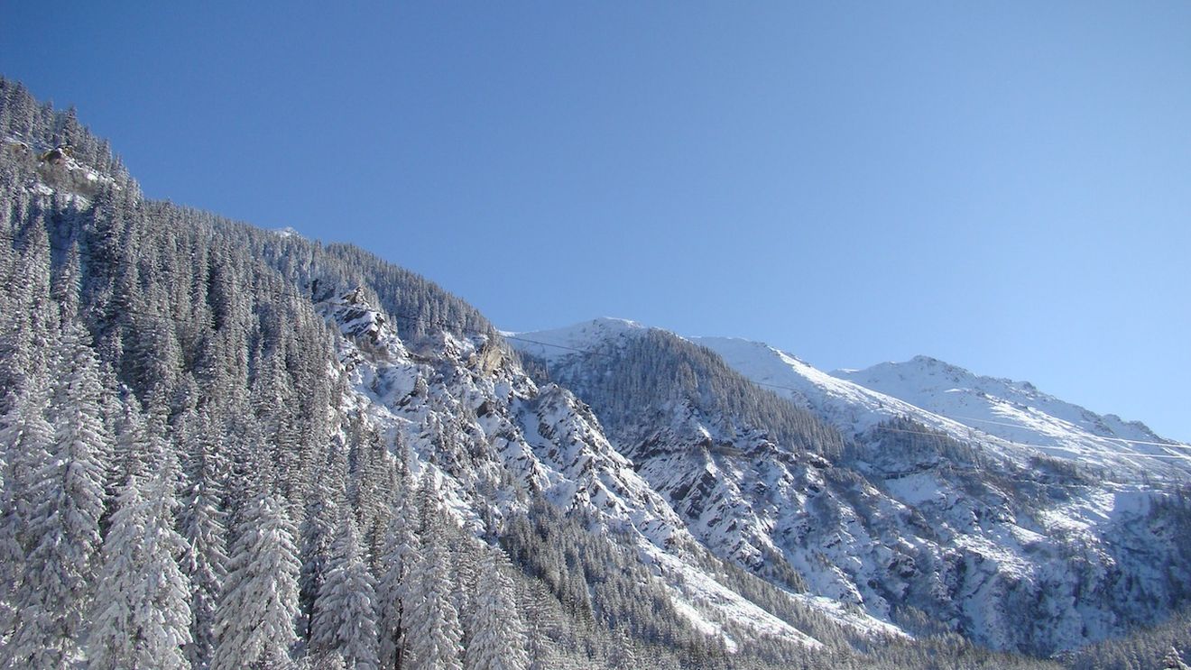 Patru turiști, blocați pe Transalpina după ce au mers pe un drum închis fără cauciucuri de iarnă