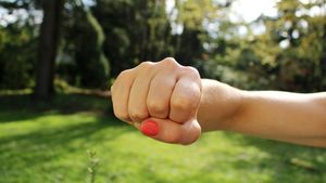 Cearta a două femei din Tulcea, lăsată cu intervenția poliției. Motivul este greu de crezut! Are legătură cu niște vopsea albă și niște rufe