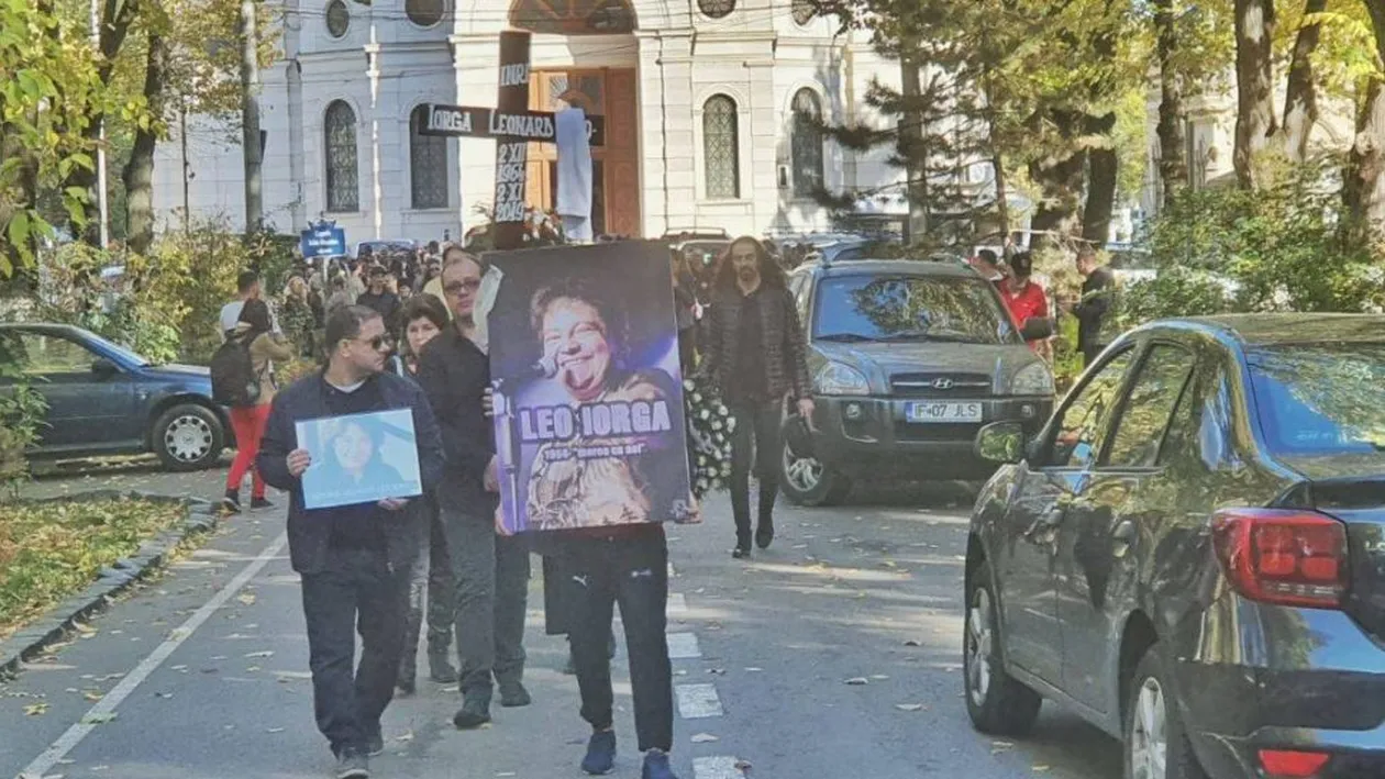 Mesajele scrise pe coroanele depuse la căpătâiul lui Leo Iorga, de către membrii trupelor Compact și Bere Gratis