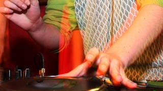 DJ din Brasov retinut dupa ce a fost prins cu ciuperci halucinogene! Urma sa le vanda in club