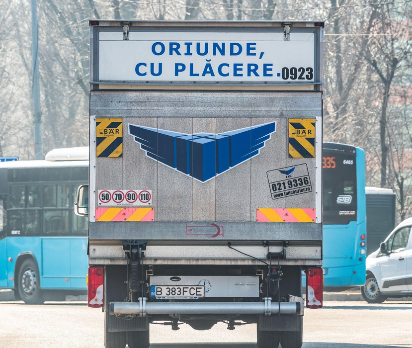 Maşină Fan Courier, în expediţie. Sursa foto Profimedia Images