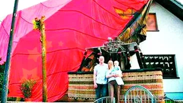 S-au trezit cu un balon pe casa