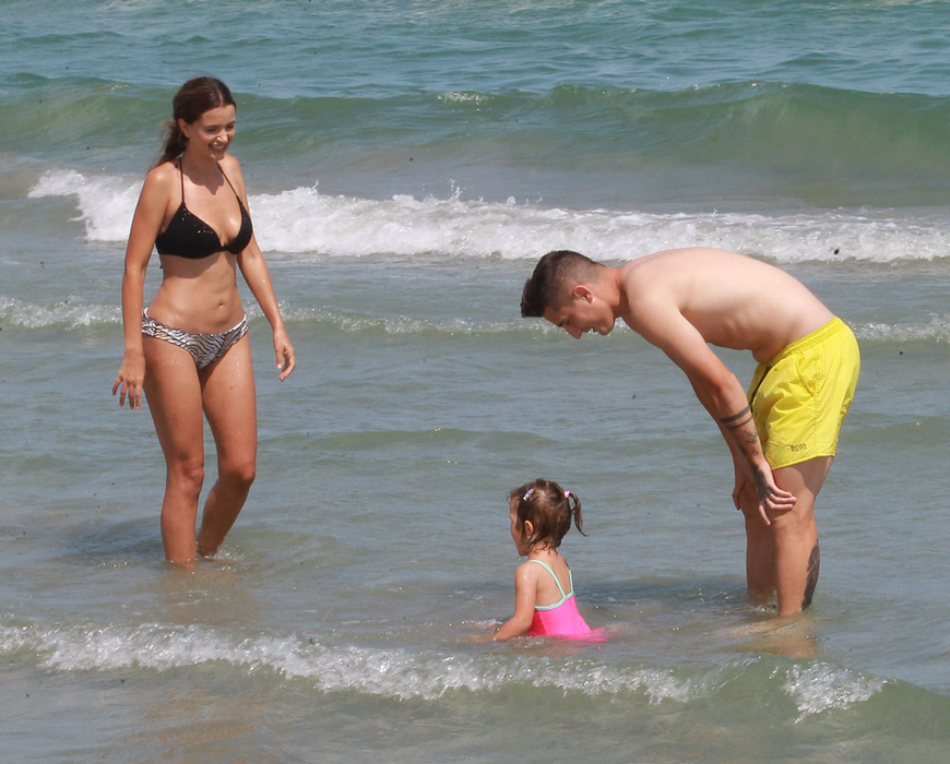 Bianca și Steliano se joacă în apă cu micuța lor, Anais