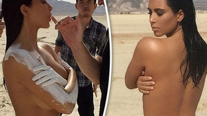 După ce s-a aflat că ar putea divorţa, KIM KARDASHIAN a apărut topless într-un pictorial provocator