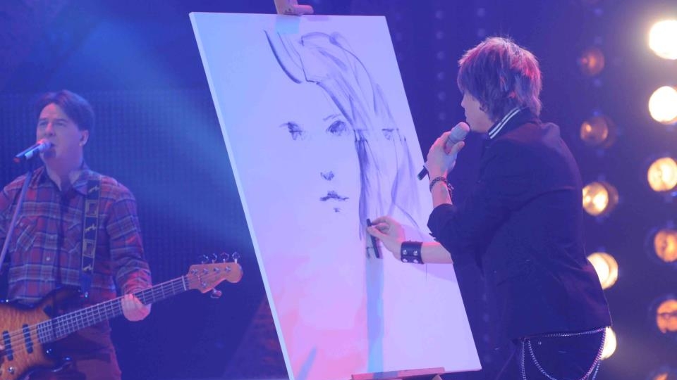 Tudor Turcu a făcut spectacol la Eurovision, şi nu doar cu vocea! A desenat un chip de femeie in timp ce cânta piesa "Hello"