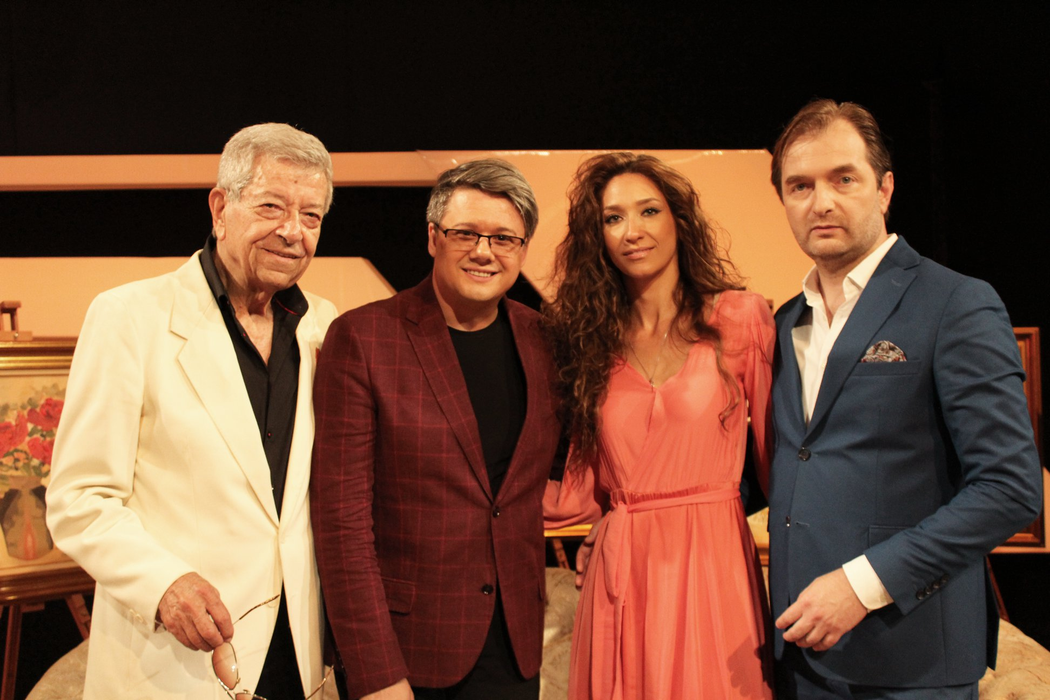 Maestrul Ion Dichiseanu, însoțit de familia sa artistică minunată. Îi este alături Simona Florescu, care slujeste muzica uşoară românească şi cântă cu pasiune despre dragoste.