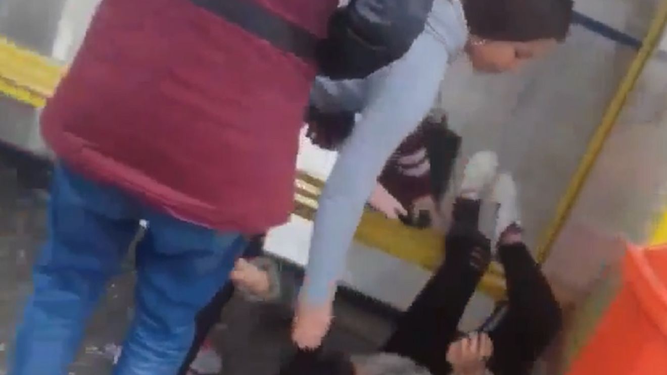 VIDEO ȘOCANT. Elevă de clasa a IX-a din Tulcea, snopită în bătaie de două colege, în stația de microbuz. Ce spun autoritățile