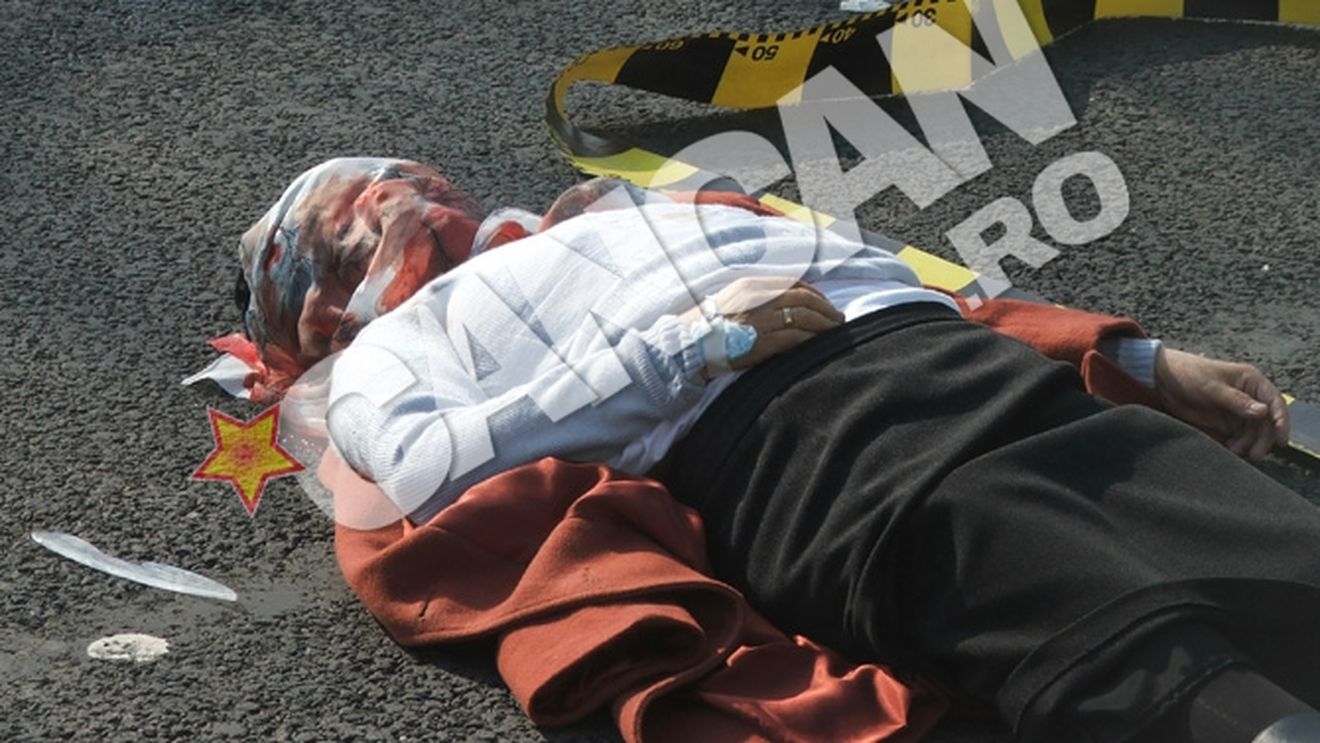 Atentie, imagini socante! O femeie din Galati, spulberata pe trecerea de pietoni! Cadavrul a fost aruncat la 15 metri distanta!