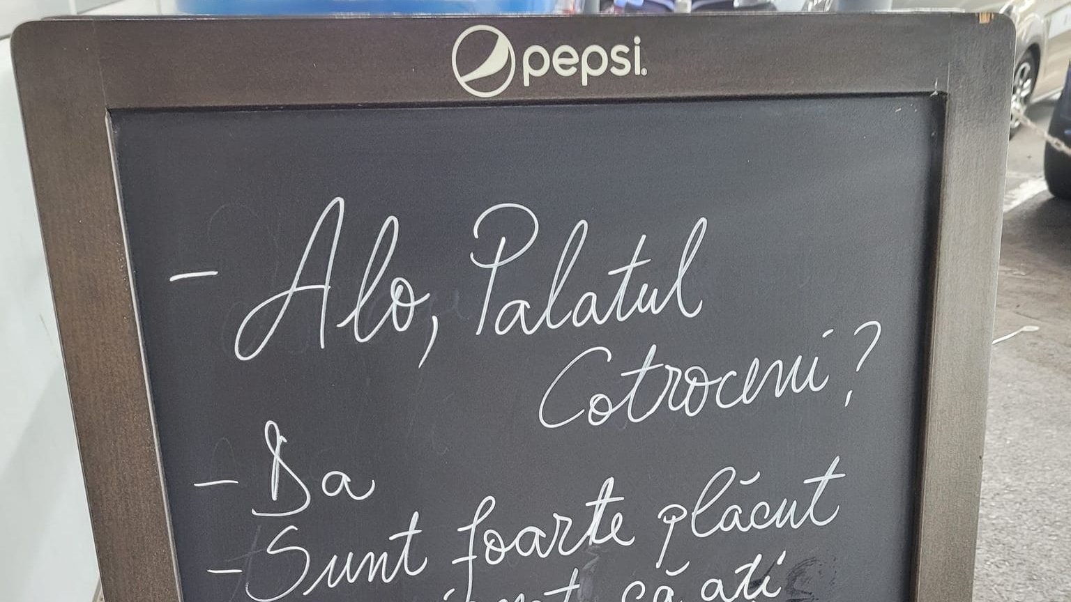Mesaj viral apărut la intrarea unui restaurant din București. Clienții au izbucnit în râs când au văzut ce scrie: „Alo, Palatul Cotroceni?”