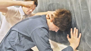 Un elev în cârje din Baia Mare a fost lovit cu capul în gură de un profesor