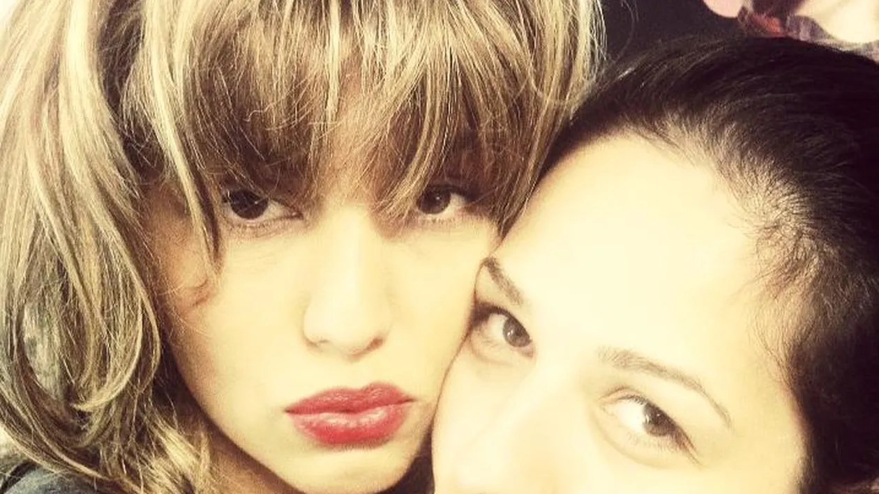 S-a săturat de părul creţ şi negru ca abanosul? Cine crezi că este vedeta blondă şi supărată din imagine?