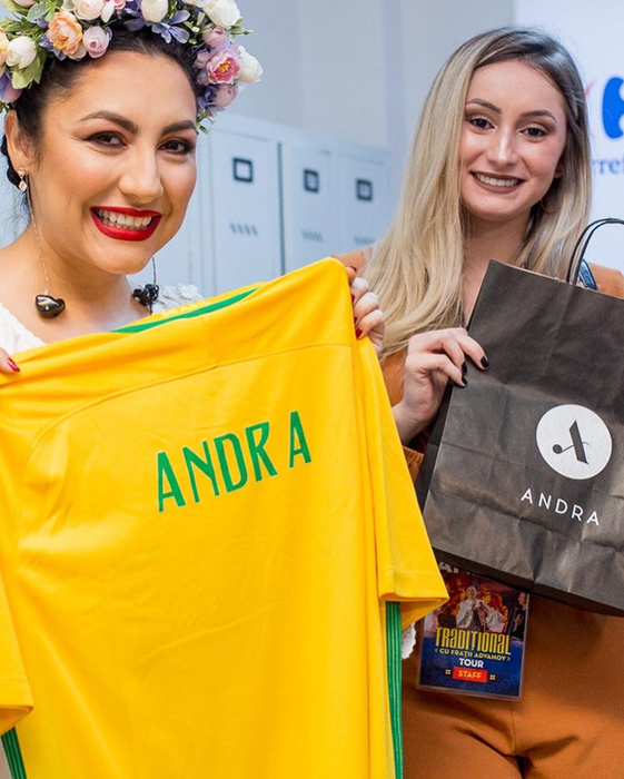 Andra, în lacrimi! Ce a putut să facă o fană pentru celebra cântăreață: a venit tocmai din Brazilia și… ”Sunt copleșită!” VIDEO