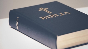 A abuzat o fată de 11 ani, a ajuns la pușcărie, apoi … Ce urmează este incredibil! Biblia pe care o …