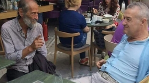 Gigi Becali a fost filmat la terasă cu un cerşetor! Acum s-a aflat ce au ”negociat” cei doi: ”I-a propus să îi dea...”
