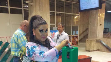 Atentie, Bianca Rus merge cu metroul! Urmeaza o sedinta foto incendiara pe mijlocul peronului! Va dorim vizionare placuta!
