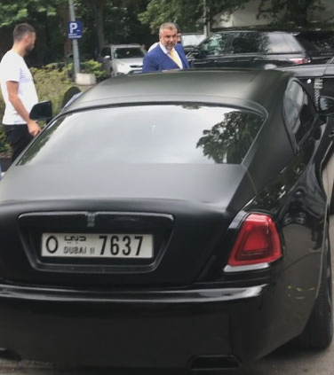 Cosmin Olăroiu a coborât la costum din Rolls și a dat bacșiș 50 €!