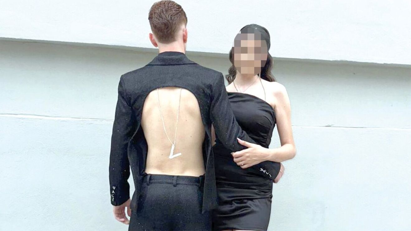 Cum a putut să se îmbrace acest tânăr din Vaslui, la festivitatea de absolvire a liceului