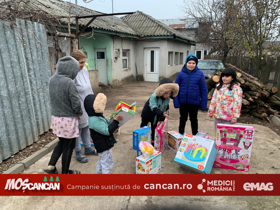 MOȘ CANCAN DĂRUIEȘTE, copiii din familiile nevoiașe din Săbăreni au parte de multe zâmbete și cadouri de sărbători