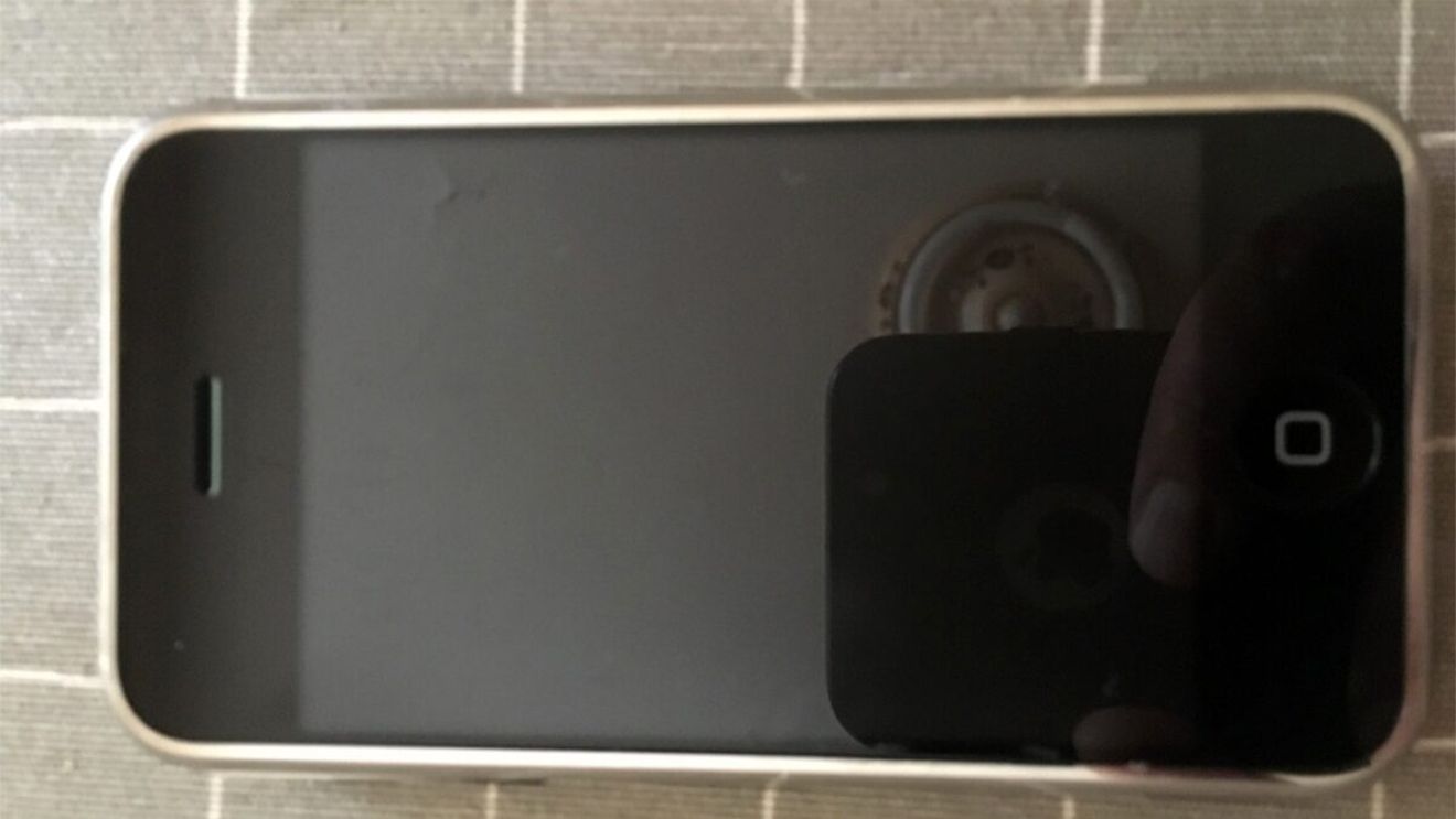 Ai acest telefon vechi acasă? Valorează cât 5 apartamente în București