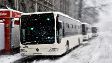 O femeie aproape dezbrăcată a fost găsită moartă într-o staţie de autobuz din Vaslui!