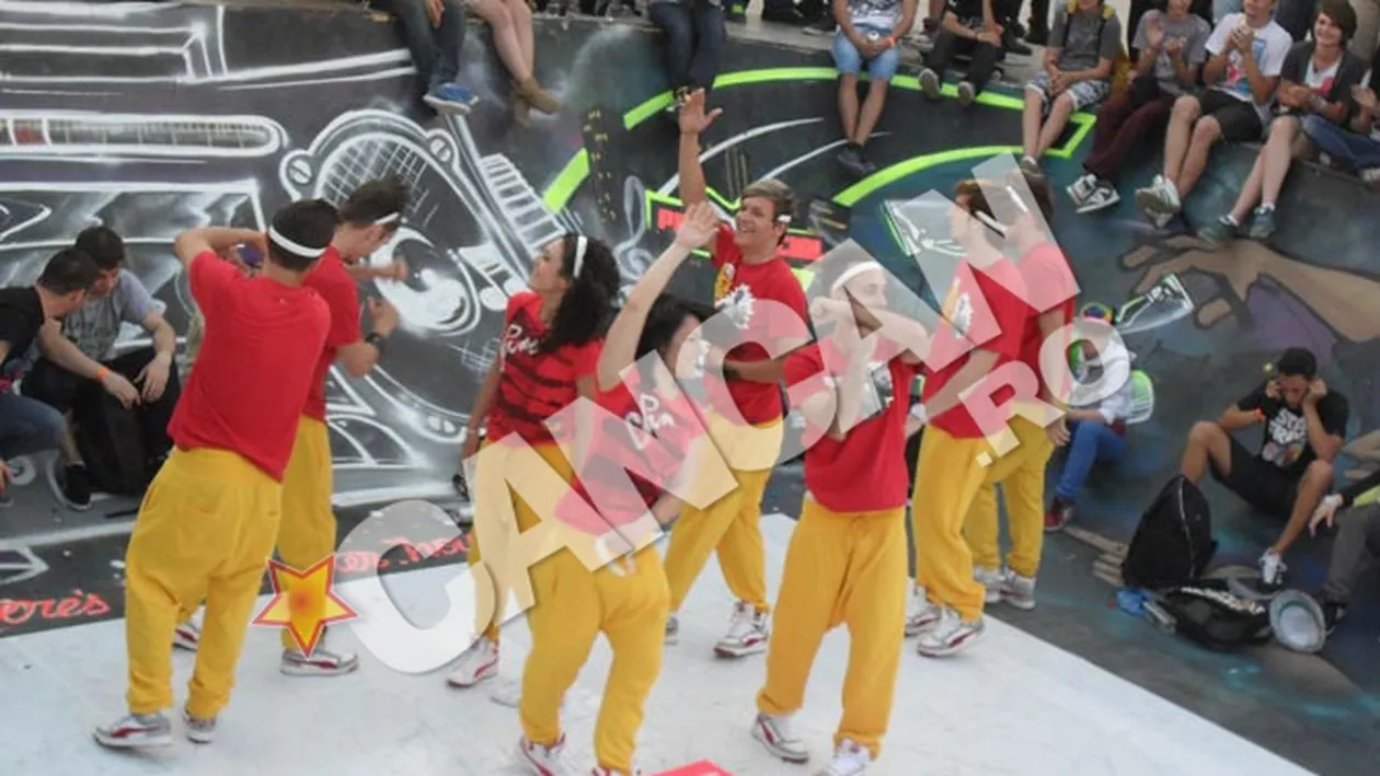 Trupa Trouble, semifinalistii de la Romanii au talent, au incantat publicul de la Street Heroes cu un numar incendiar de dans! Vezi cum si-au facut avion o colega